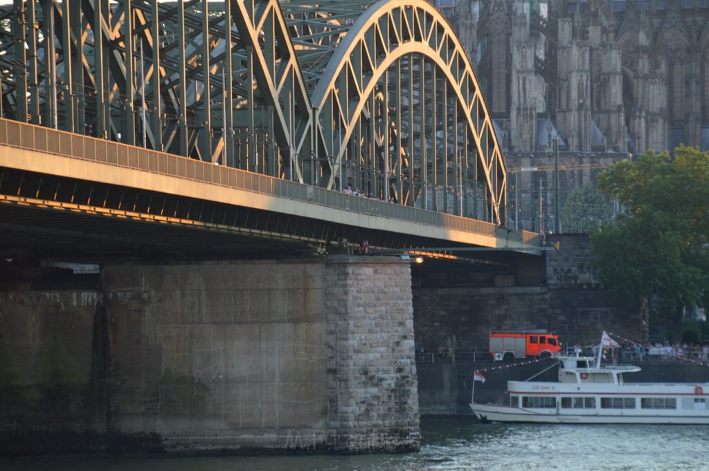 Einsatz BF Koeln Hohenzollernbruecke P11.JPG - MIRKO_WOLF